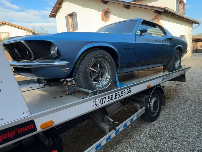 Voiture de collection Ford Mustang transportée sur plateau par ECO ASSISTANCE