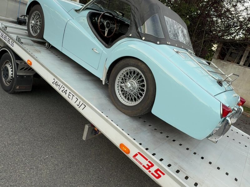 Voiture de prestige Ferrari transportée sur plateau par ECO ASSISTANCE