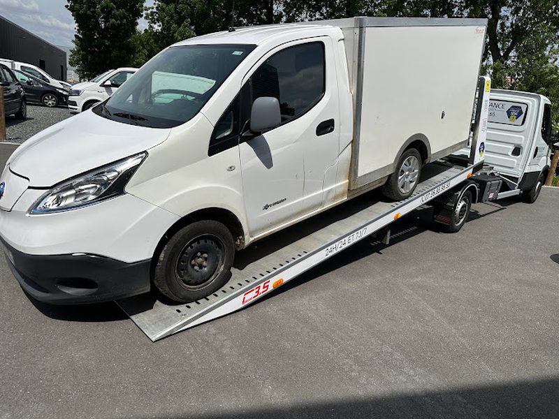 Véhicule utilitaire transporté sur plateau par ECO ASSISTANCE