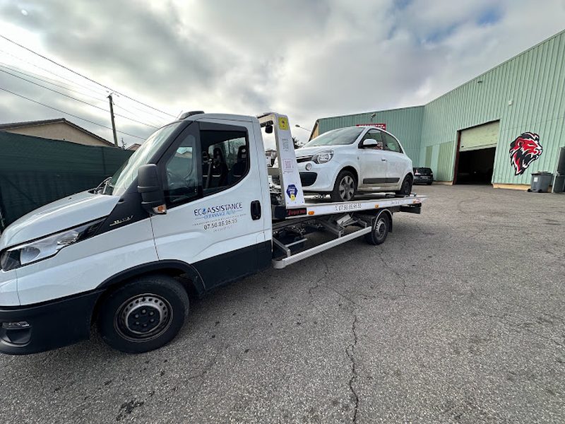 Voiture transportée sur le plateau ECO ASSISTANCE