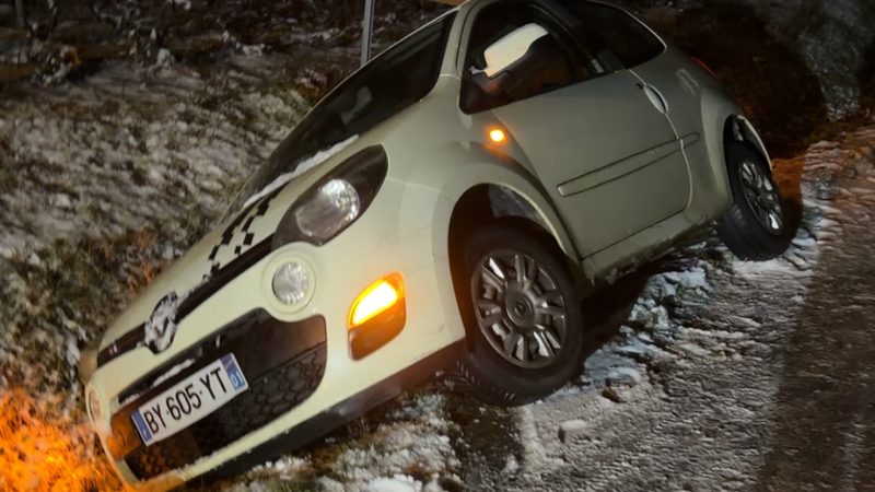 Voiture accidentée de nuit dans un fossé enneigé, prise en charge par ECO ASSISTANCE