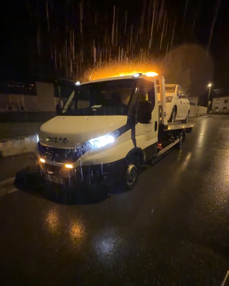 Dépanneuse ECO ASSISTANCE en intervention de nuit sous la pluie