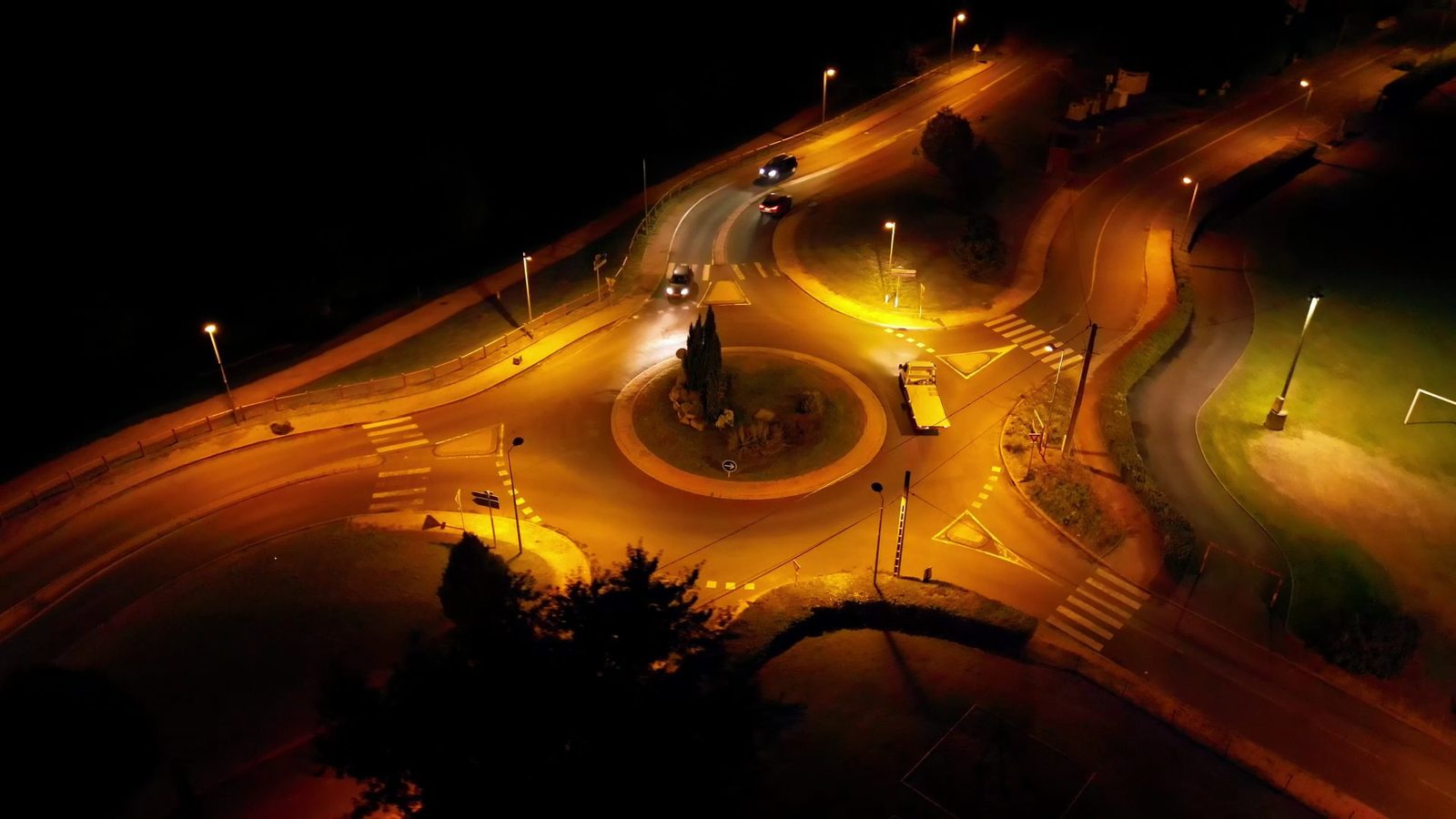 Vue aérienne de nuit d'un rond-point avec la dépanneuse ECO ASSISTANCE en intervention près de Villefranche-sur-Saône