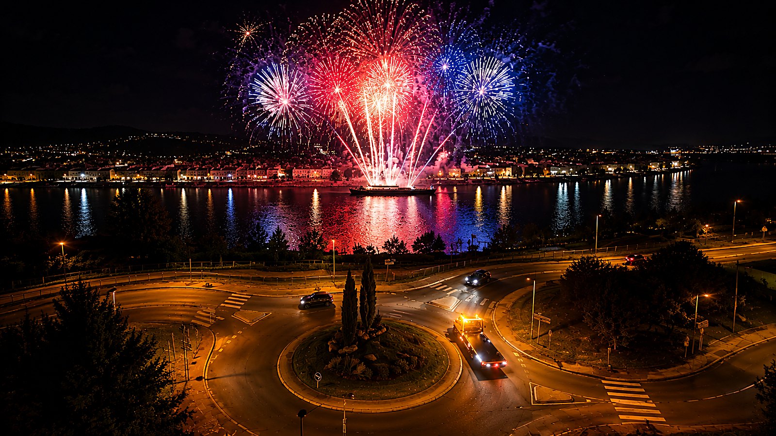 Dépanneuse ECO ASSISTANCE sur un rond-point la nuit, feux d'artifice au-dessus de la Saône