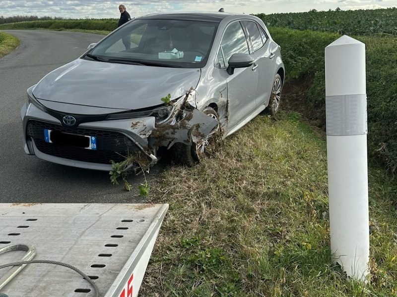 Véhicule accidenté chargé sur le plateau ECO ASSISTANCE pour rapatriement