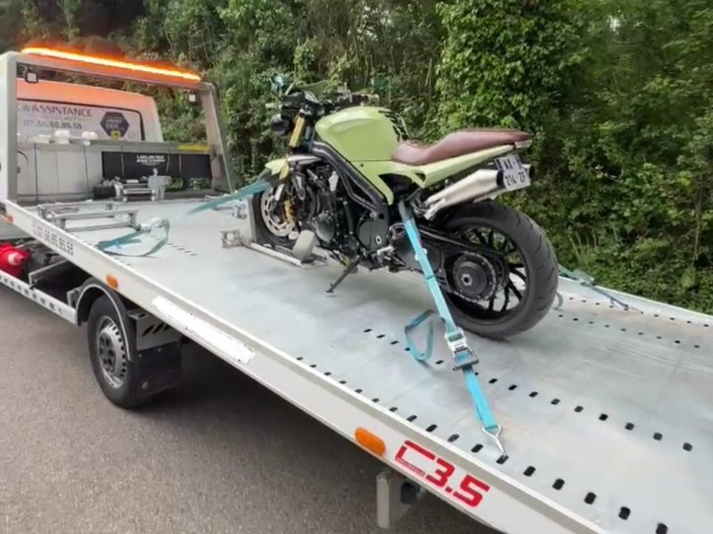Moto transportée sur le plateau ECO ASSISTANCE