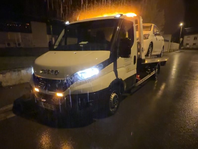 Dépanneuse ECO ASSISTANCE en intervention de nuit sous la pluie